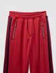 Rote Jungenjogginghose mit marineblauen Streifen-2