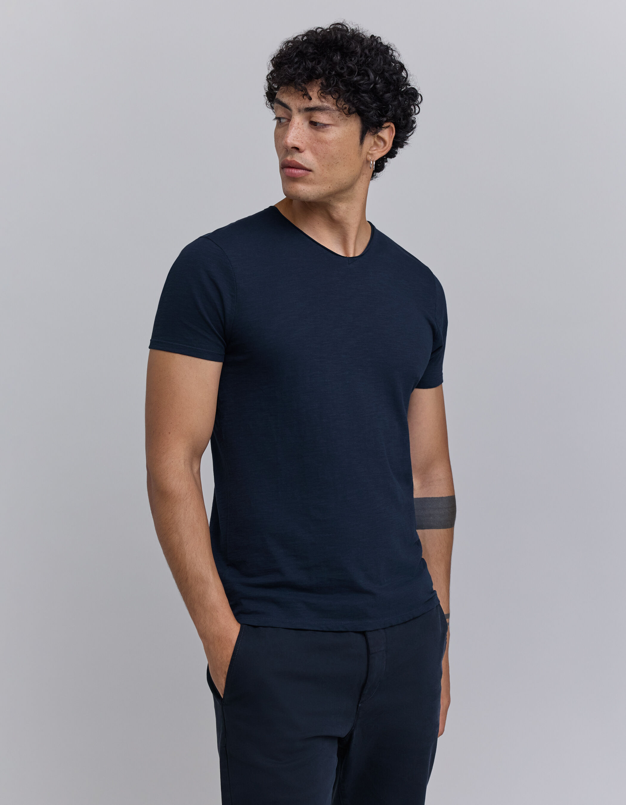 T shirt L Essentiel marine col V Homme IKKS