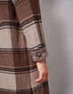 Abrigo largo sobrecamisa cuadros beige y negro mujer-5