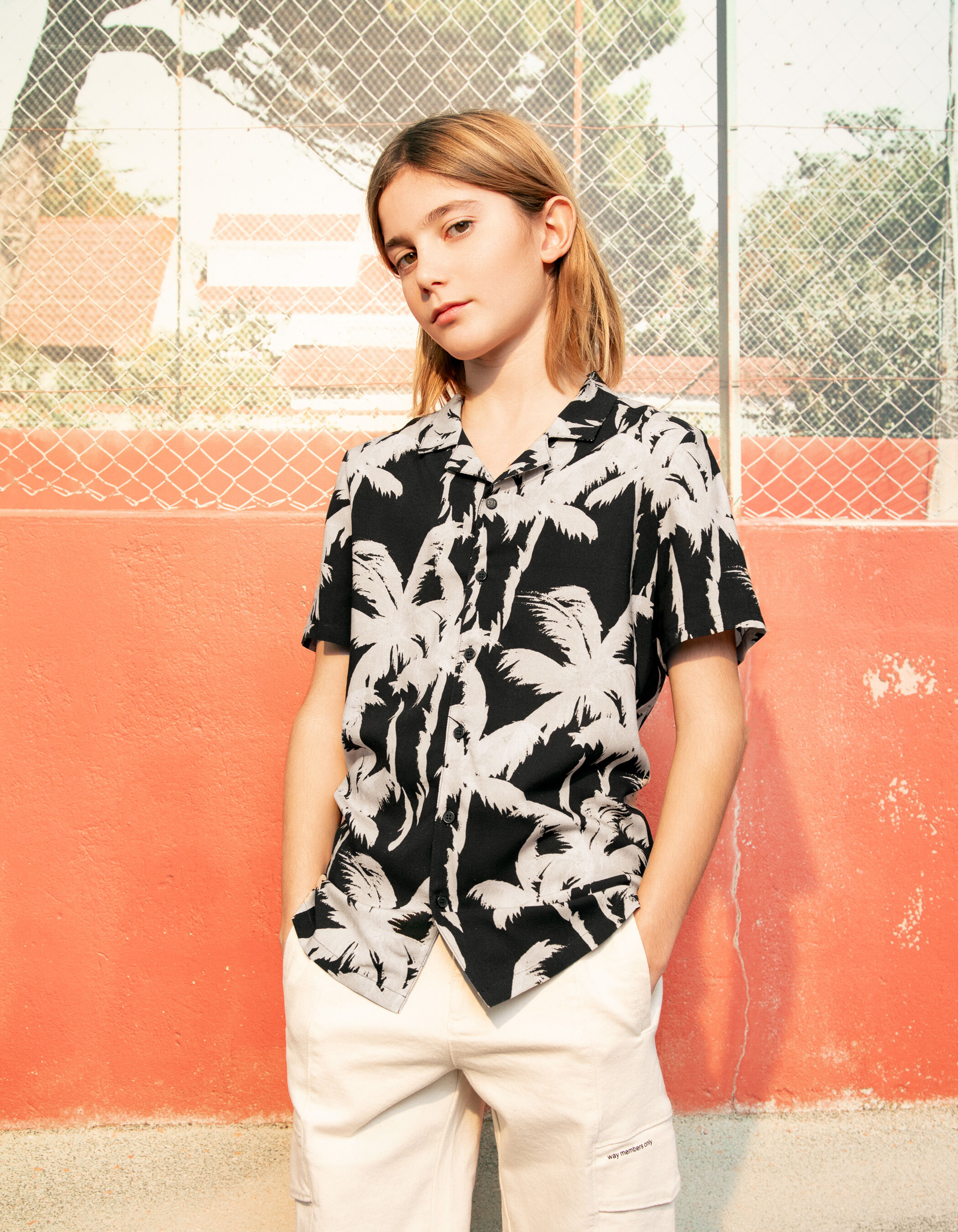 Camisa negra LENZING ECOVERO palmeras nino IKKS