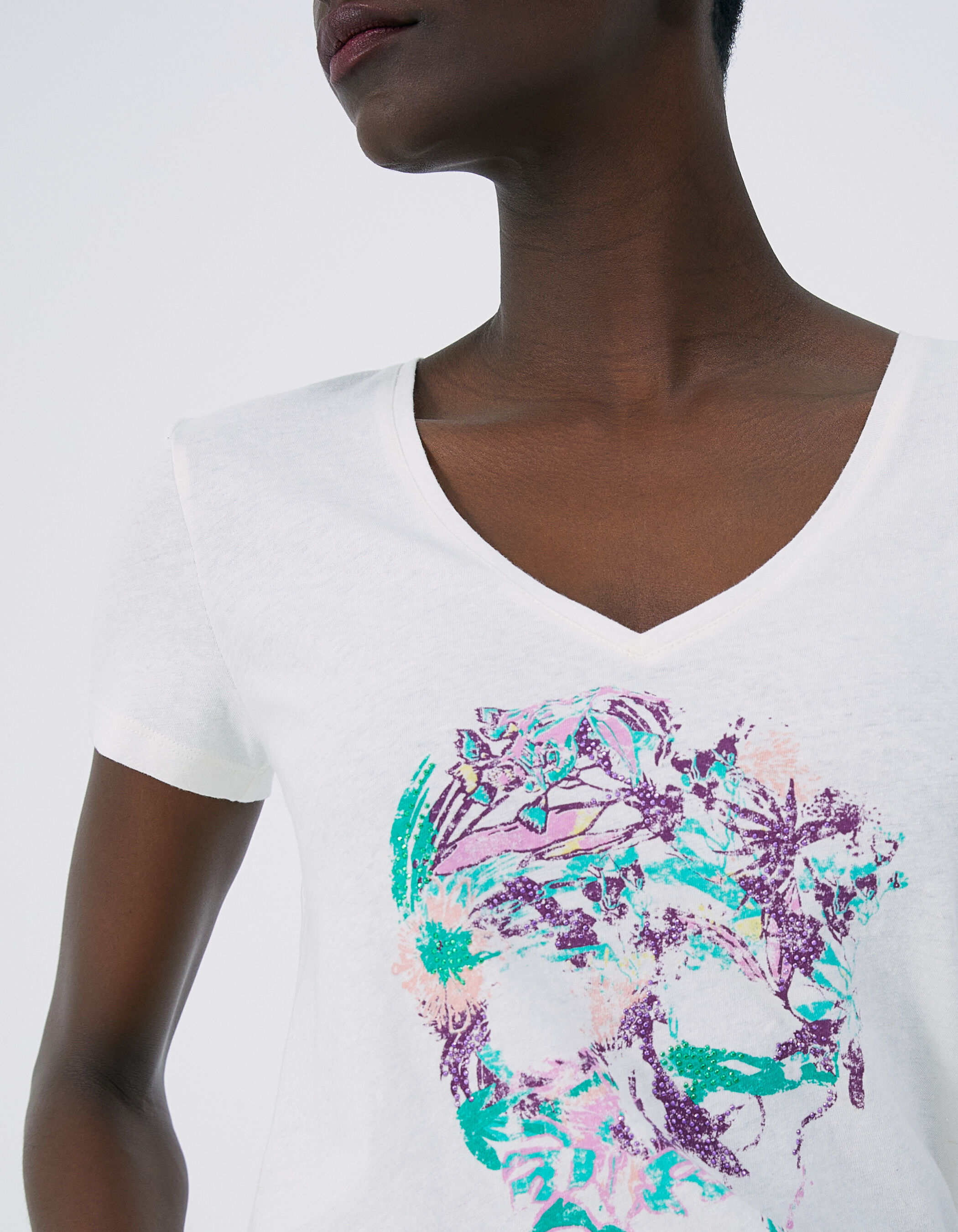 Women s white flower and skull image T shirt