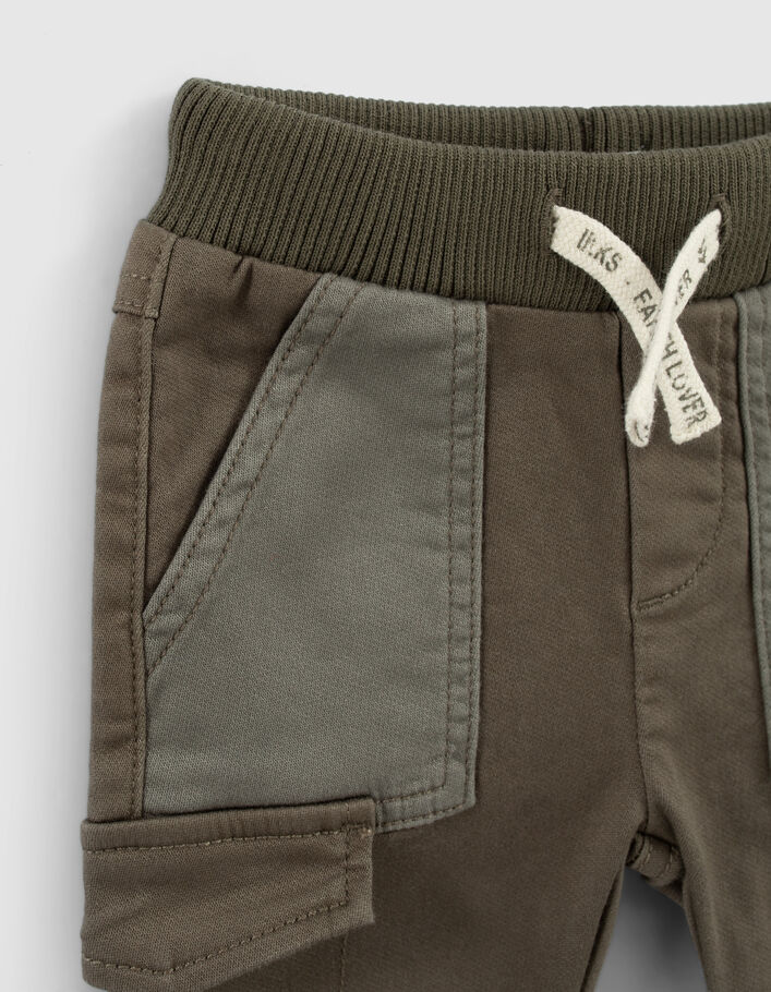 Khaki Cargohose mit Kontrasttaschen für Babyjungen - IKKS