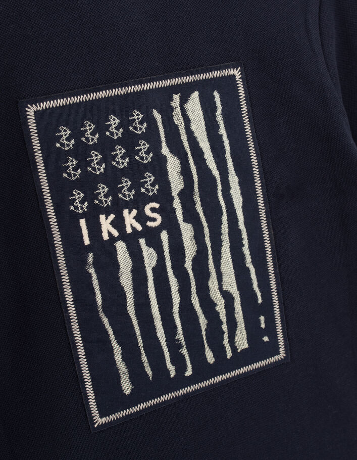 Marineblaues Jungenpoloshirt mit Flaggenprint hinten - IKKS