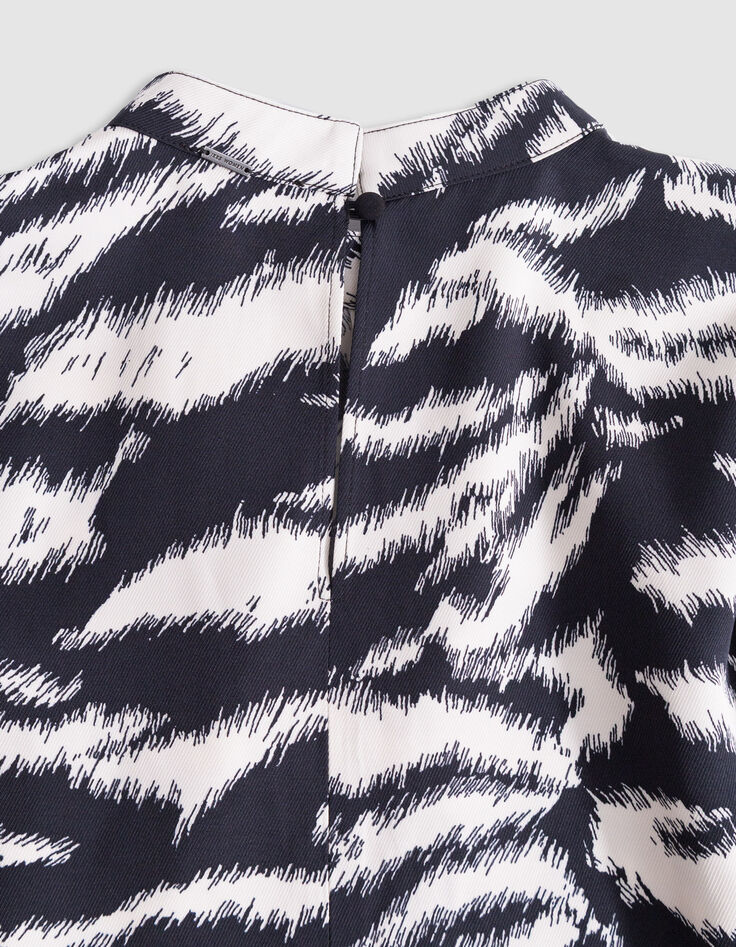 Mujer blusa negra con estampado de cebra-6