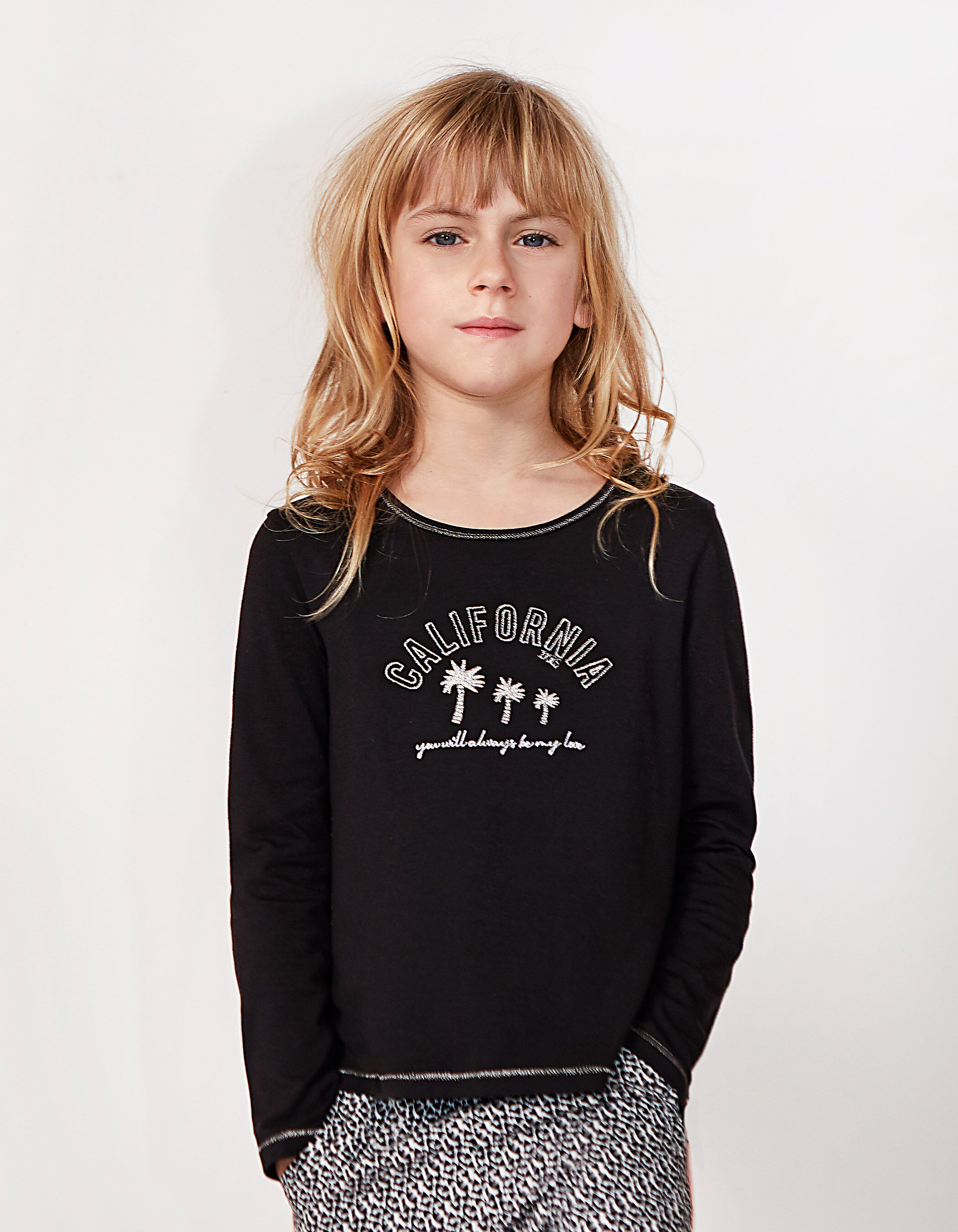 Camiseta negra detr s estampado corazones ni a