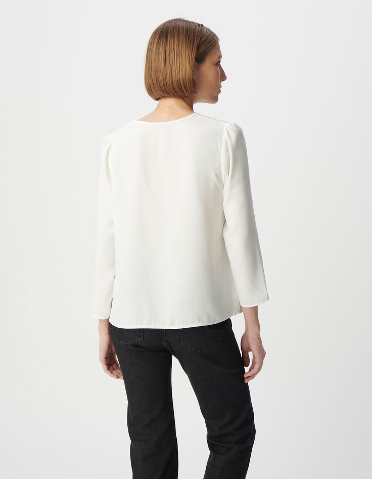 Blusa de mujer en color crudo con adorno de tachuelas-3