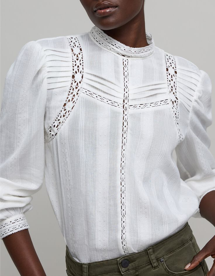 Blouse blanc cass&eacute; d&eacute;tails plis et dentelle Femme-5