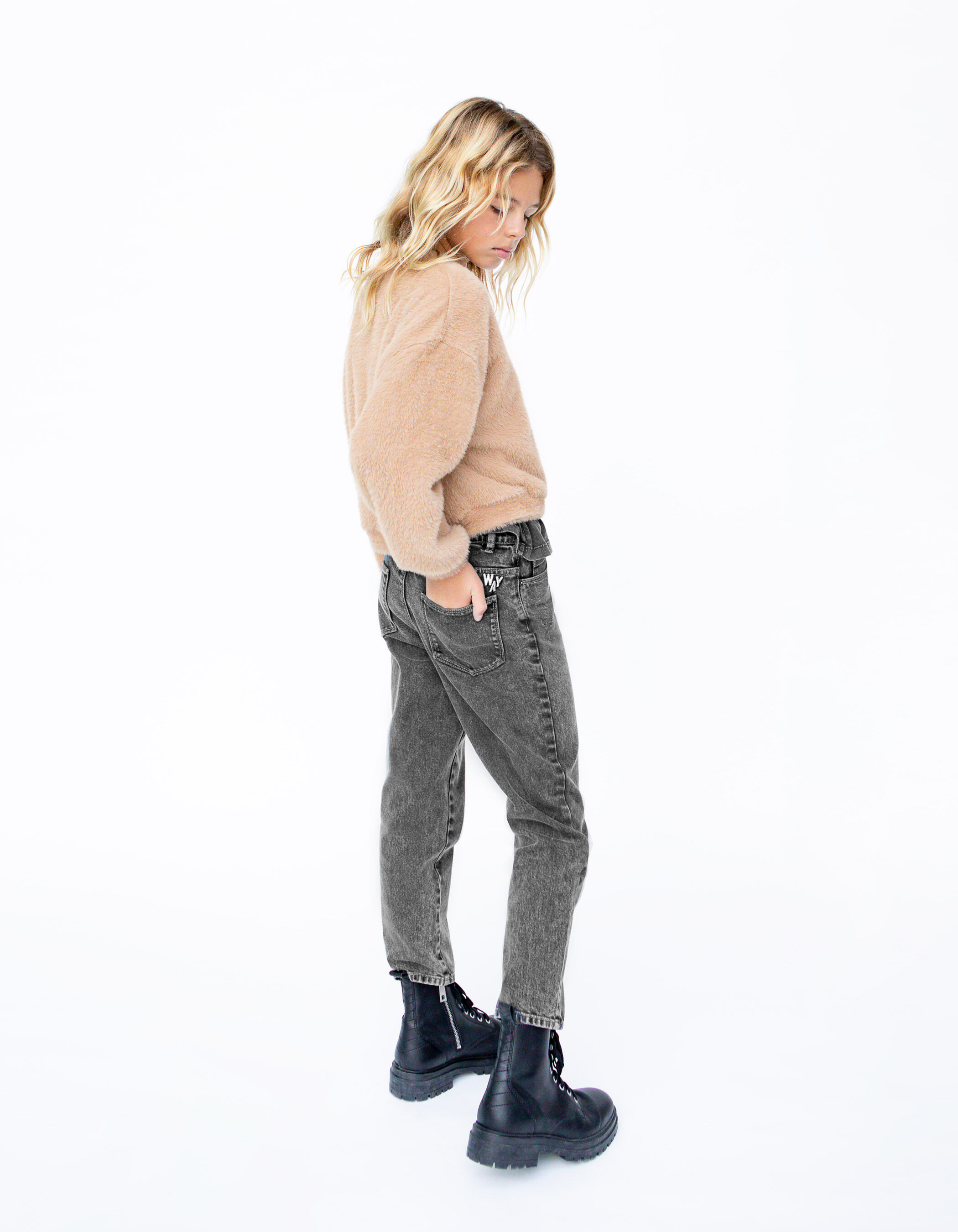 Grey mom top jeans outfit