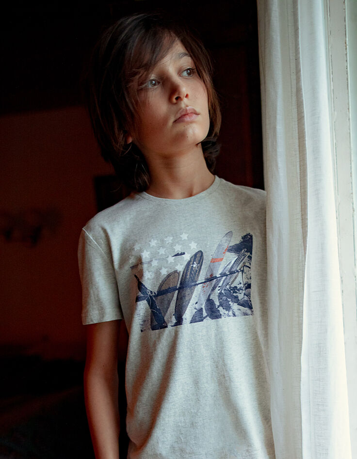 Kittgrau meliertes Jungen-T-Shirt mit Surfbrett-Flagge -6