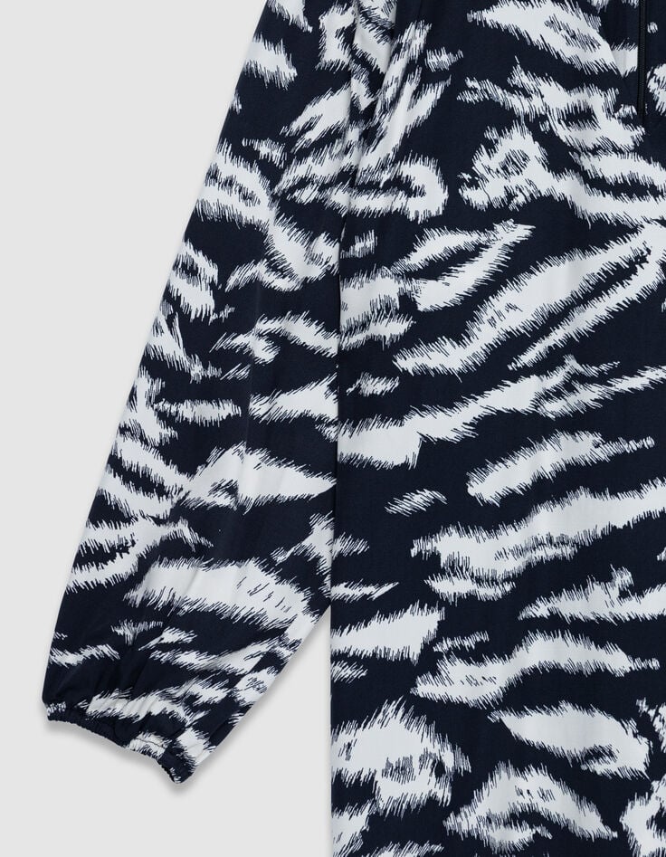 Mujer vestido negro con estampado de cebra-2