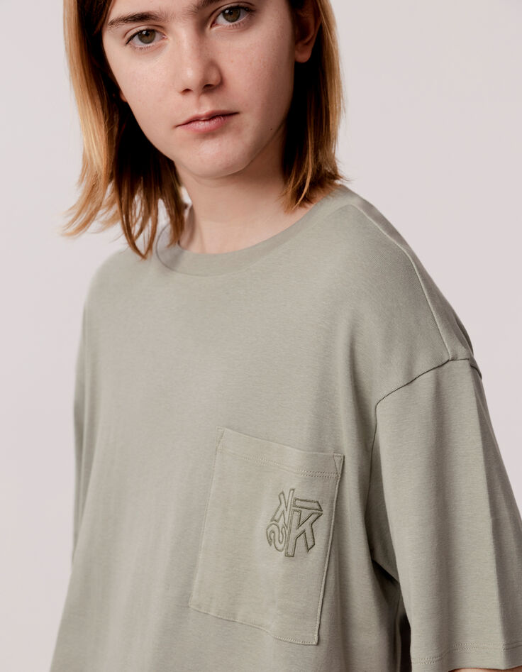 Khaki Jungen-T-Shirt, aufgesetzte Tasche, Stickerei-2
