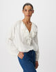 Witte vloeiende damesblouse met kanten ruches-4