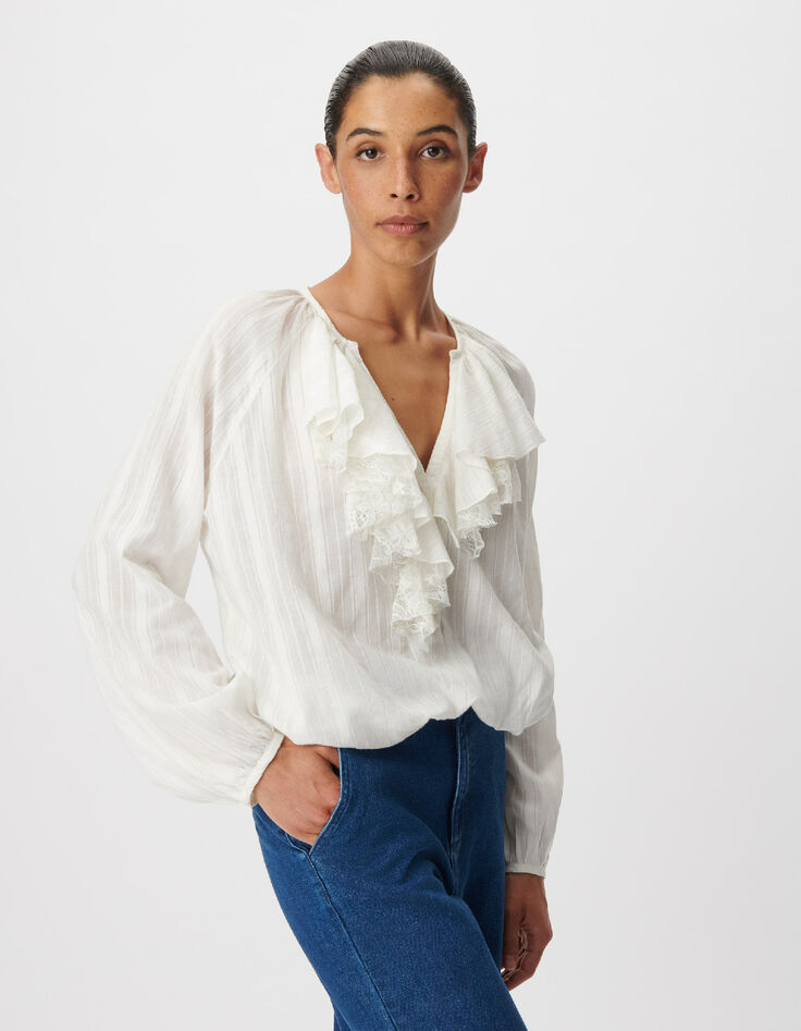 Witte vloeiende damesblouse met kanten ruches-4