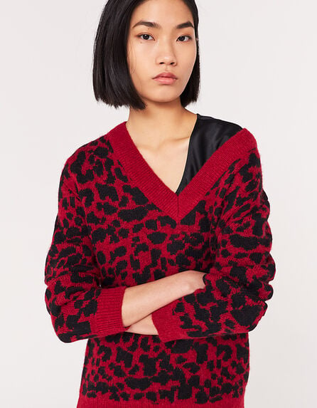 Pull col V rouge et noir en jacquard motif léopard femme