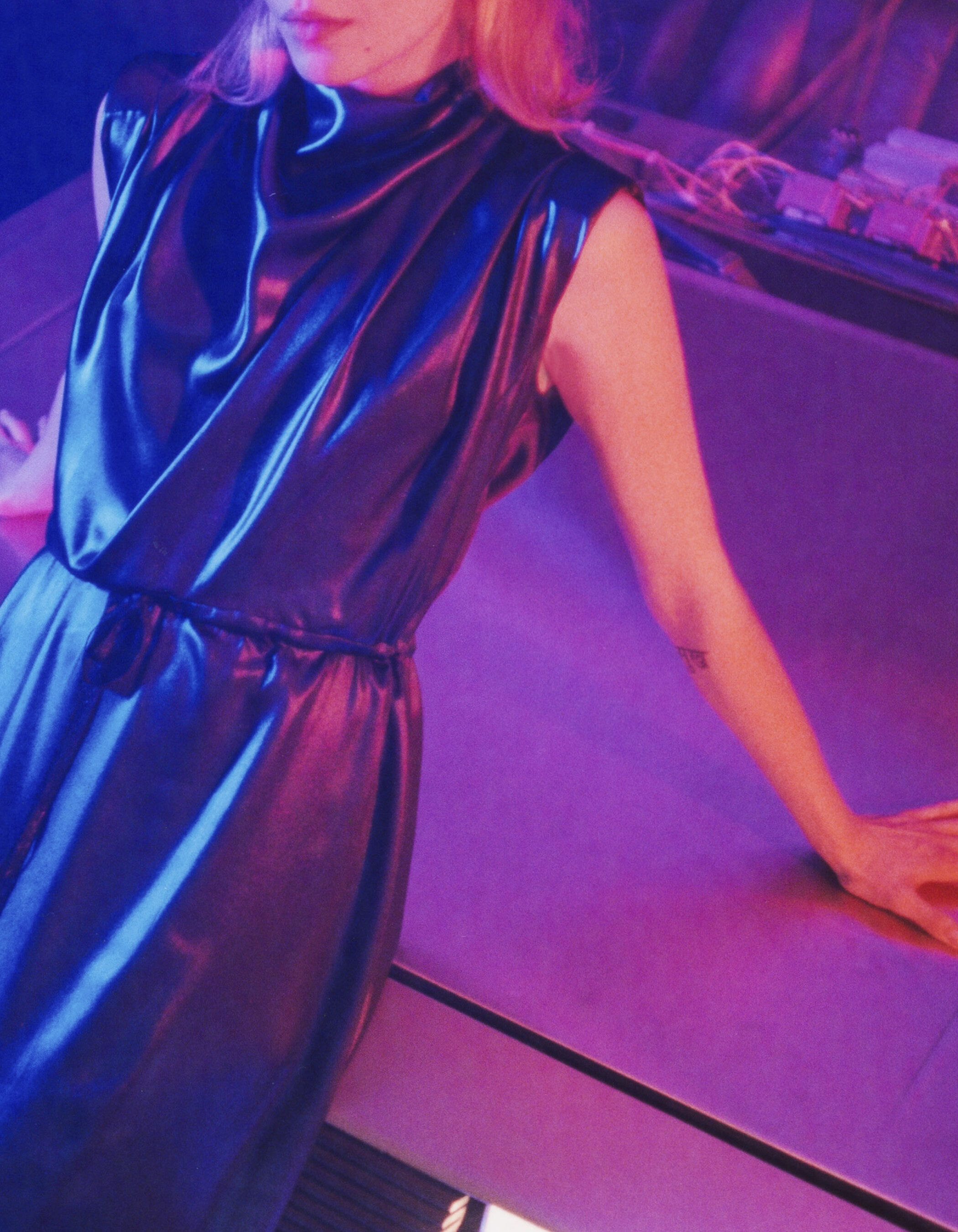 Midi damesjurk metallic blauw zonder mouwen watervalhals