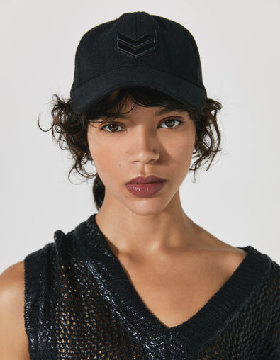 Women’s black cap with embroidered chevron badge - IKKS