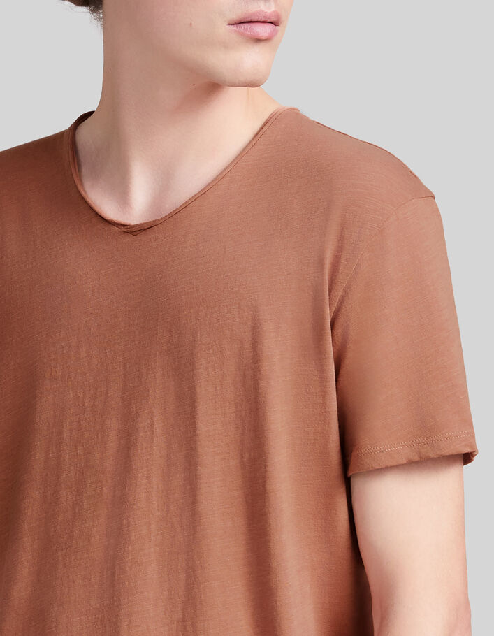 Cognacfarbene Herren-T-Shirt L‘Essentiel mit V-Ausschnitt - IKKS