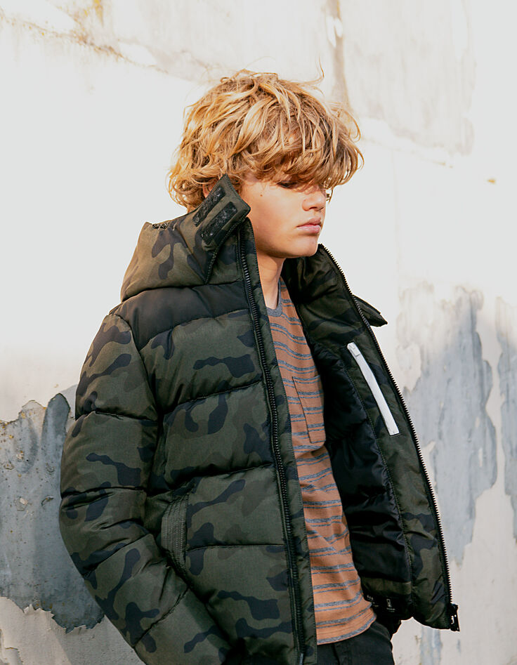 Bronzefarbene Jungensteppjacke mit Camouflageprint -7