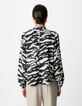 Mujer blusa negra con estampado de cebra-3