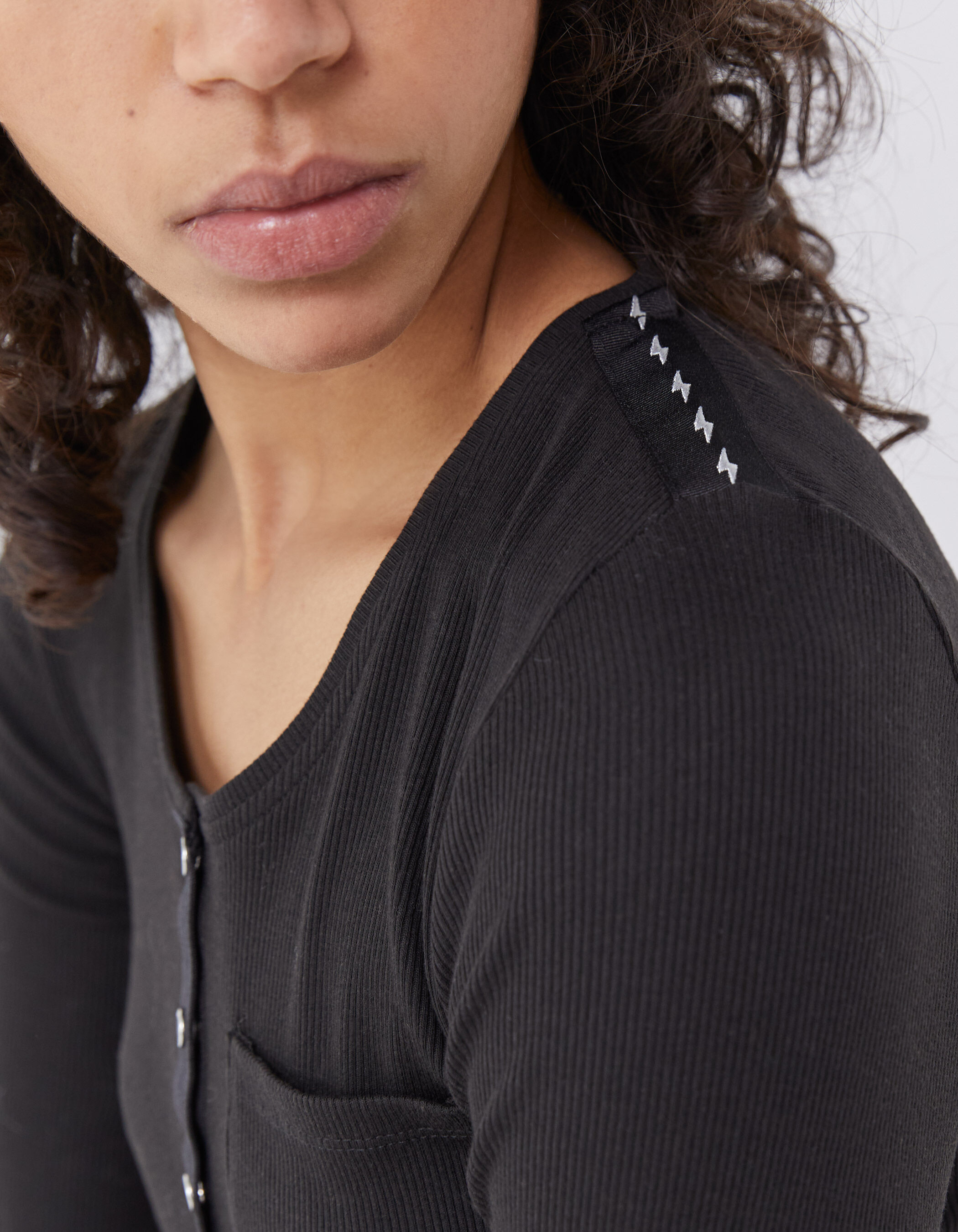Camiseta negra manga larga canale mujer