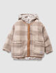 Plumas reversible dorado y sherpa cuadros niña-3
