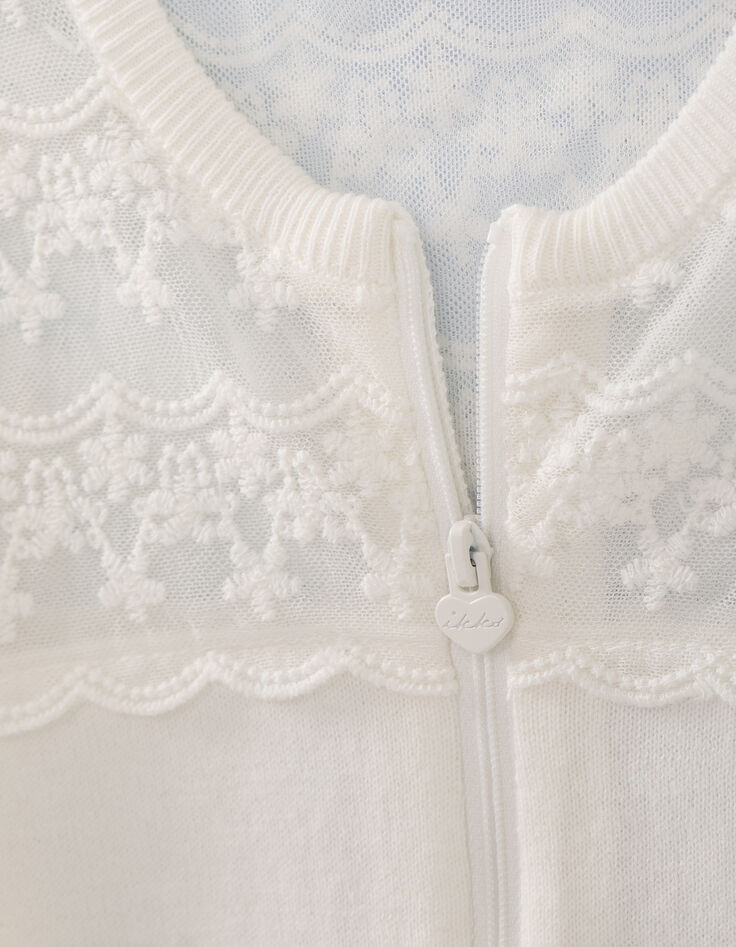 Cremewei&szlig;e M&auml;dchenstrickjacke mit Spitze-6
