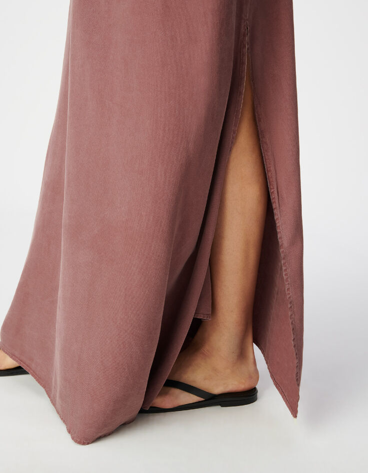 Mujer vestido largo burdeos con detalle de puntilla y tirantes finos-5