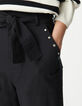 Damesjeans met zwarte paperbag en wijde pijpen en studsversiering-4