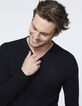 Schwarzer Herrenpullover mit V-Ausschnitt und Brusttasche-4