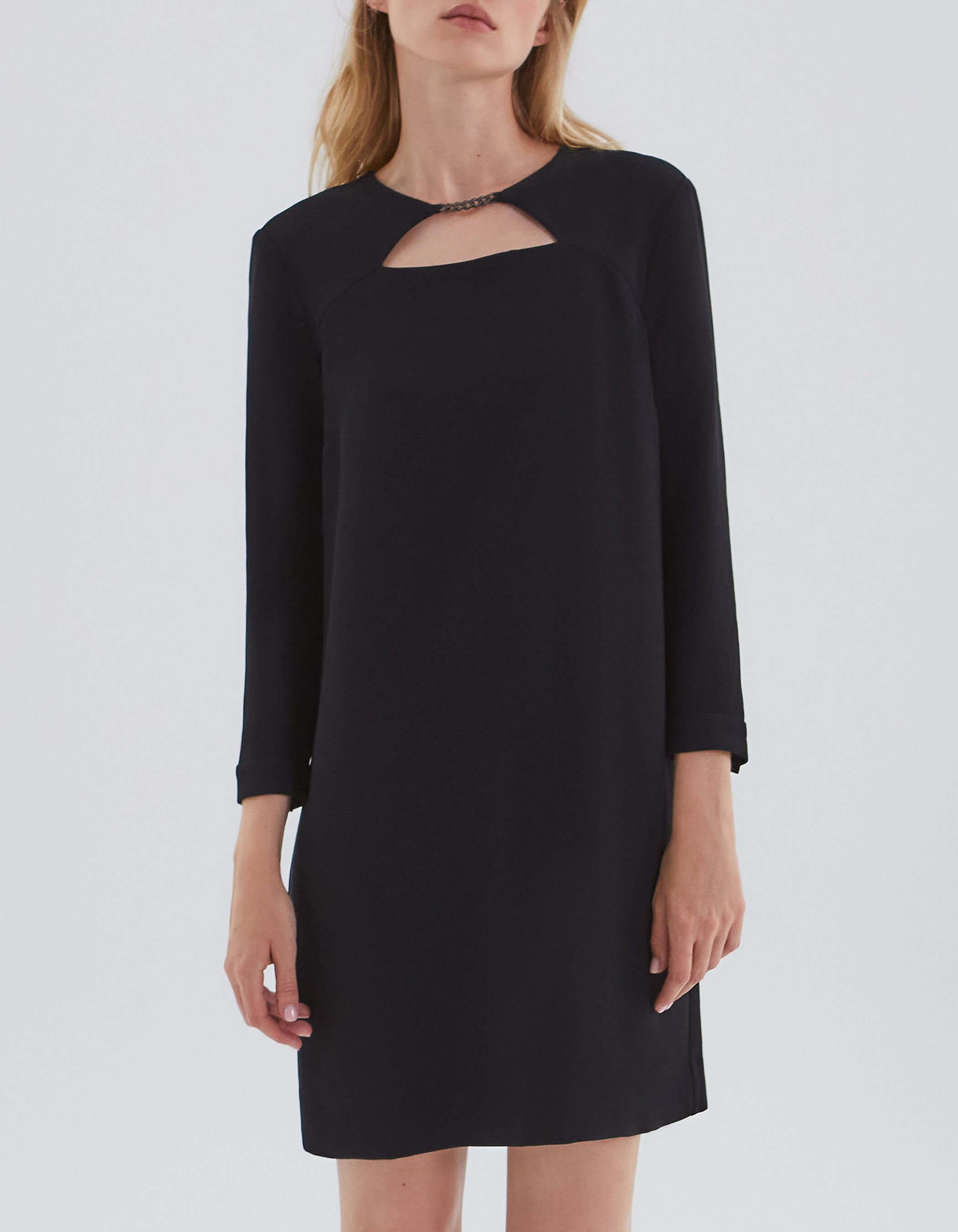 Vestido negro online con collar