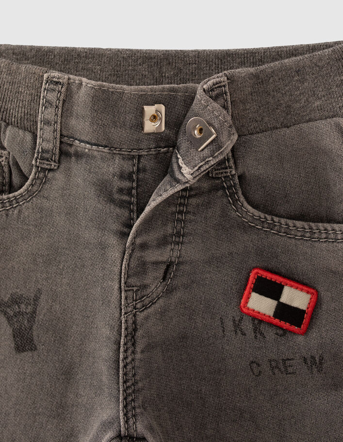 Graue Jeans mit Print und Patch für Babyjungen - IKKS