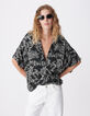 Zwart vloeiend damesshirt met barokke bloemenprint-3