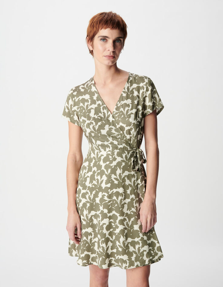 Wikkeljurk in kaki met plantenprint voor dames in de zomer-3