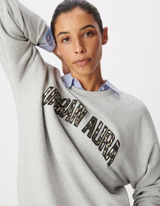 Sudadera gris de mujer con mensaje bordado