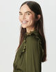 Vestido caqui satinado arrugado volantes plisados mujer-5