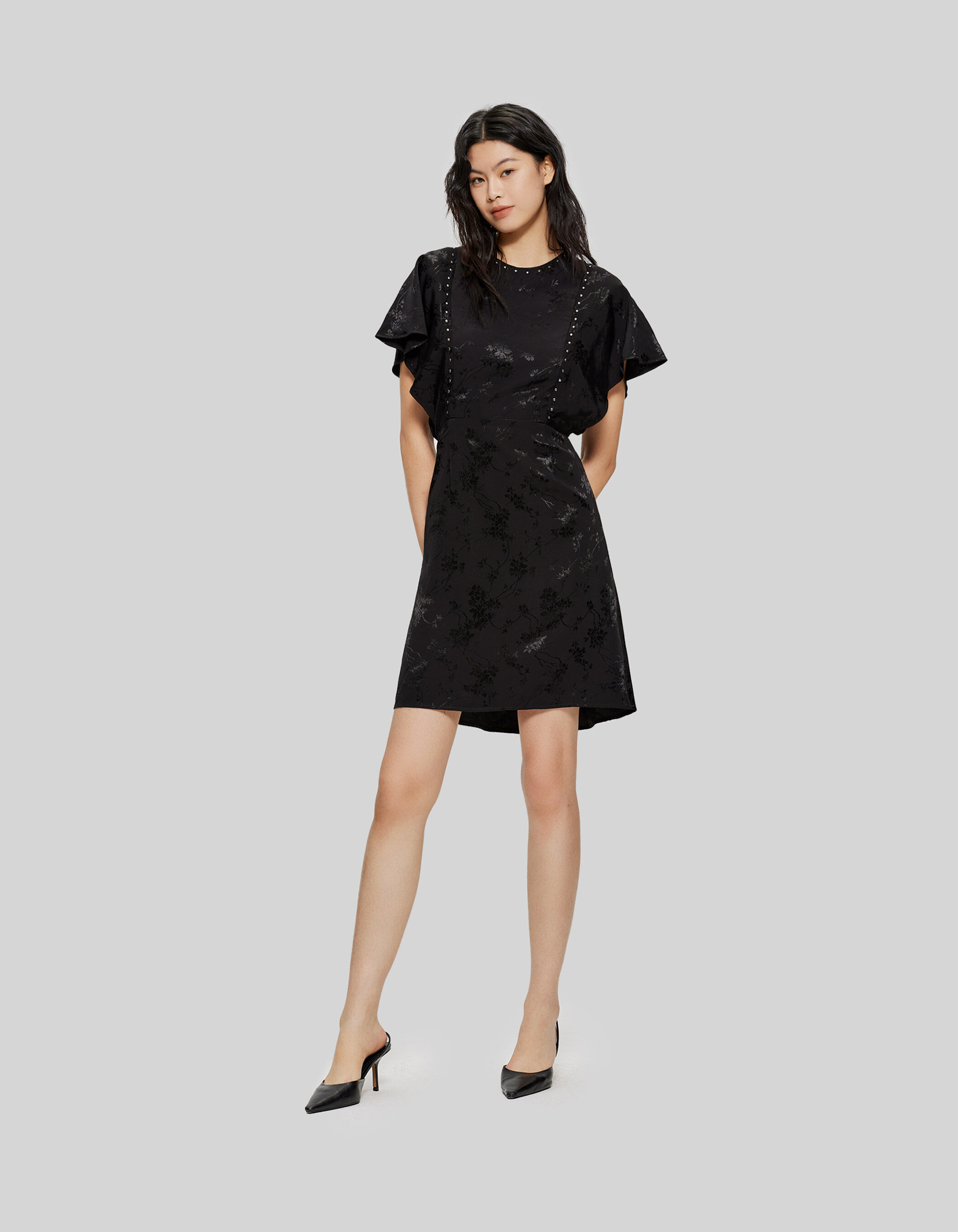Vestido negro best sale tachuelas
