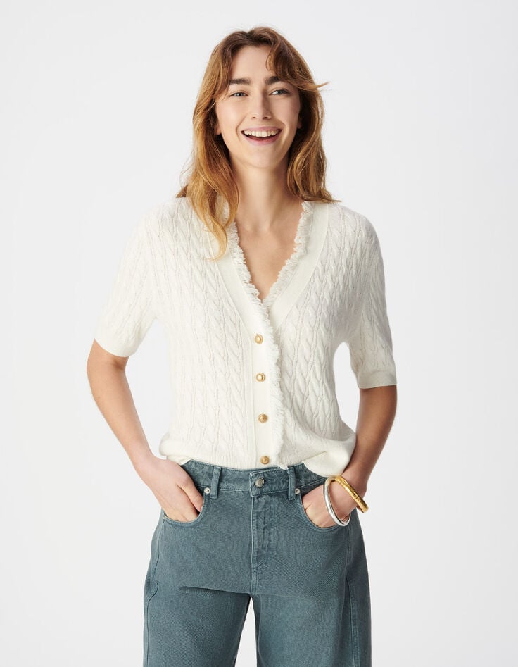 Wei&szlig;e STRICKJACKE f&uuml;r Damen aus Zopfstrick mit kurzen &Auml;rmeln-4