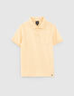 Polo amarillo medio letras bordadas espalda niño -1