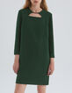 Vestido verde con collar de eslabones metal delante mujer-1