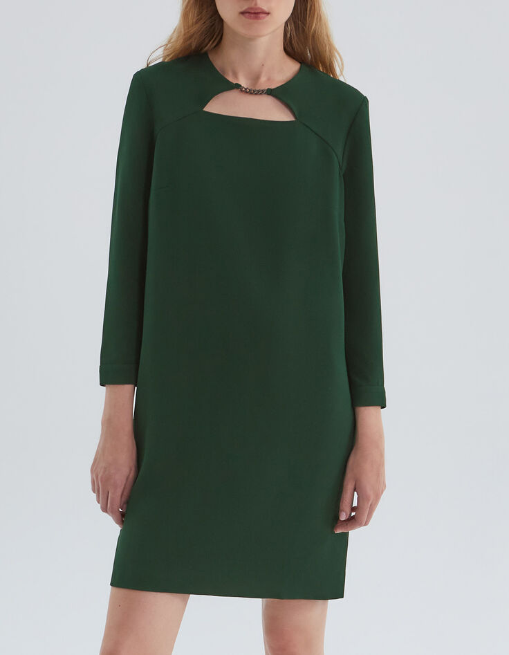 Vestido verde con collar de eslabones metal delante mujer-1