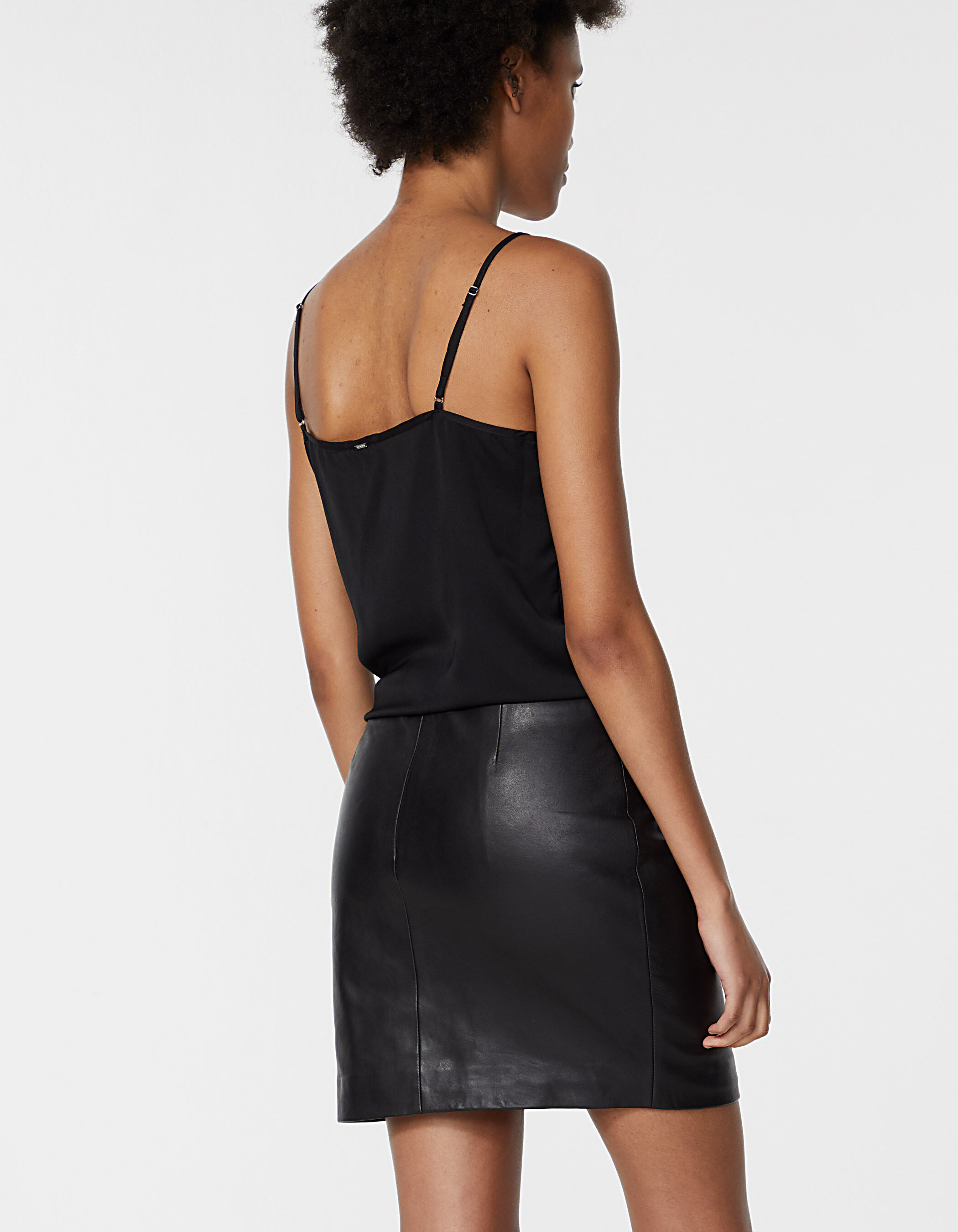 Jupe courte en cuir d agneau ceinture et clous bijoux