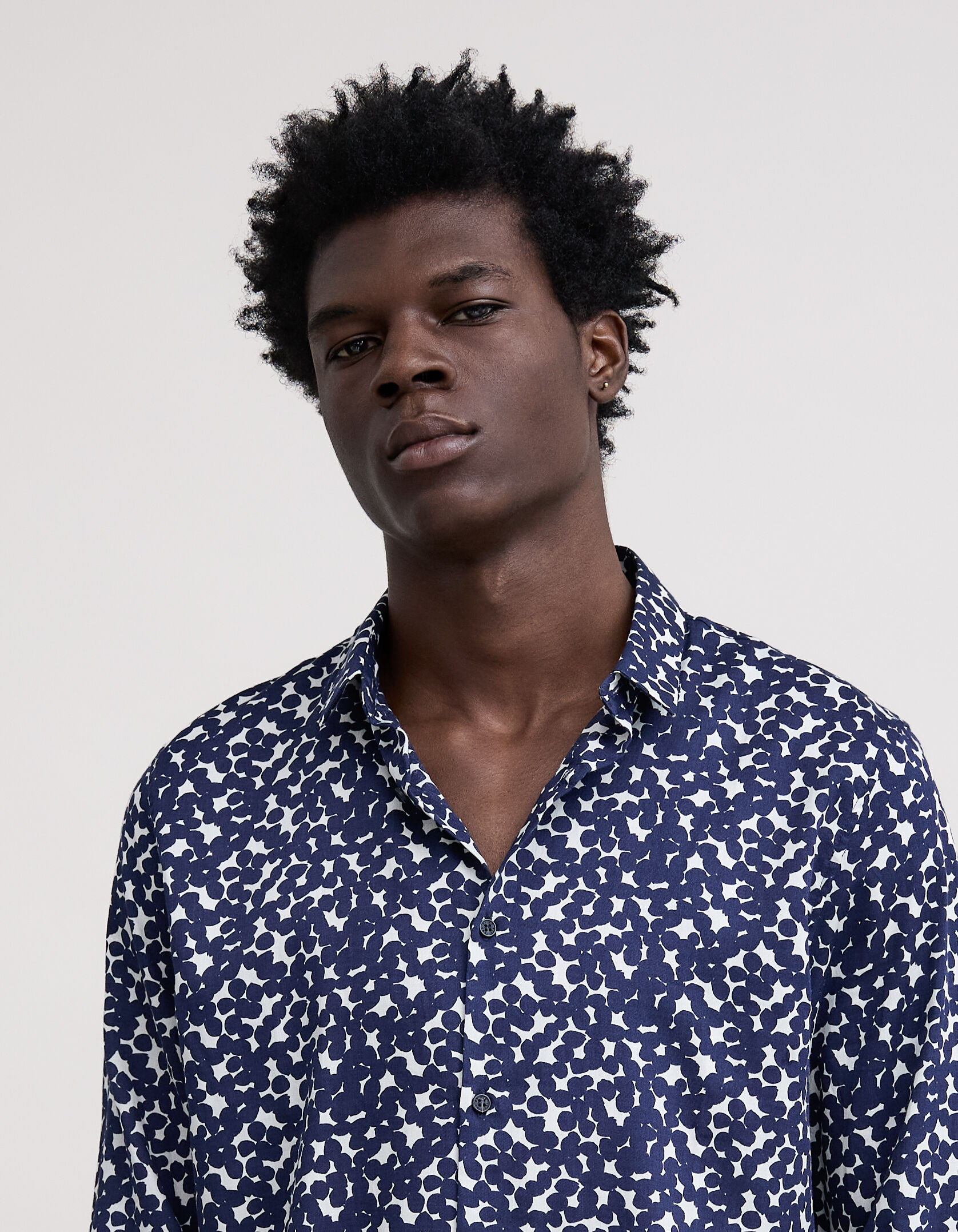 Camisa de hombre SLIM con estampado de lunares en azul marino IKKS