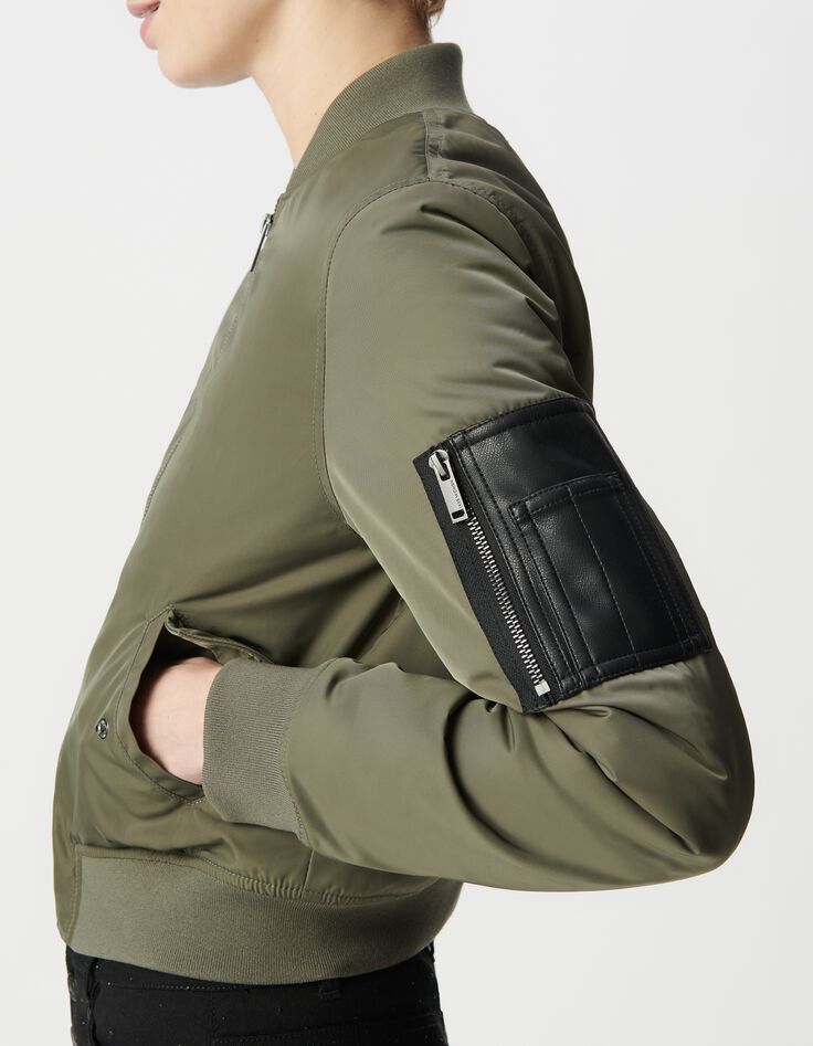 Kurzer khakifarbener Damen-Bomber mit zweiteiliger Rei&szlig;verschlusstasche-4