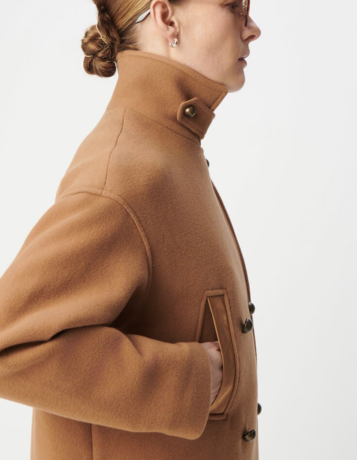 Langer camelfarbener Erbsenmantel für Damen mit abgesteppten Nylondetails-7 Langer camelfarbener Erbsenmantel für Damen mit abgesteppten Nylondetails-7