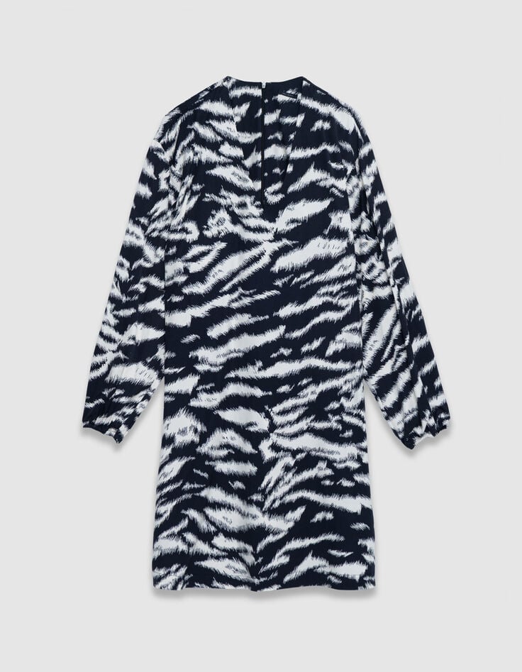 Mujer vestido negro con estampado de cebra-6