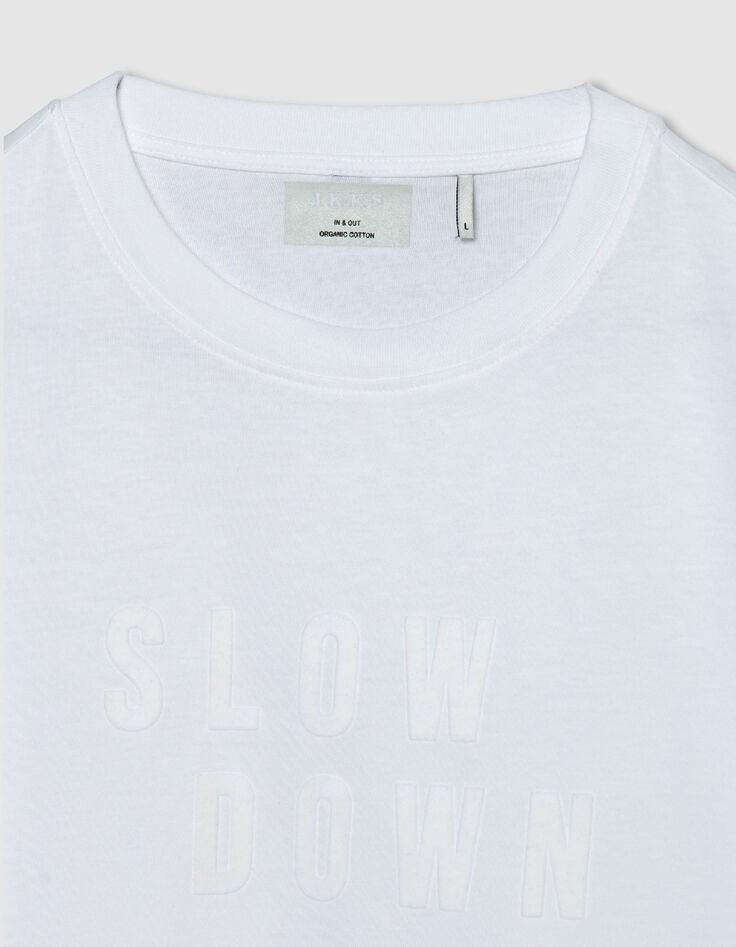 Herren T-Shirt aus wei&szlig;em Samt mit GEFLOCKTER Botschaft-5