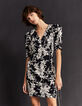 Robe courte en cr&ecirc;pe imprim&eacute; floral noir et blanc femme-1
