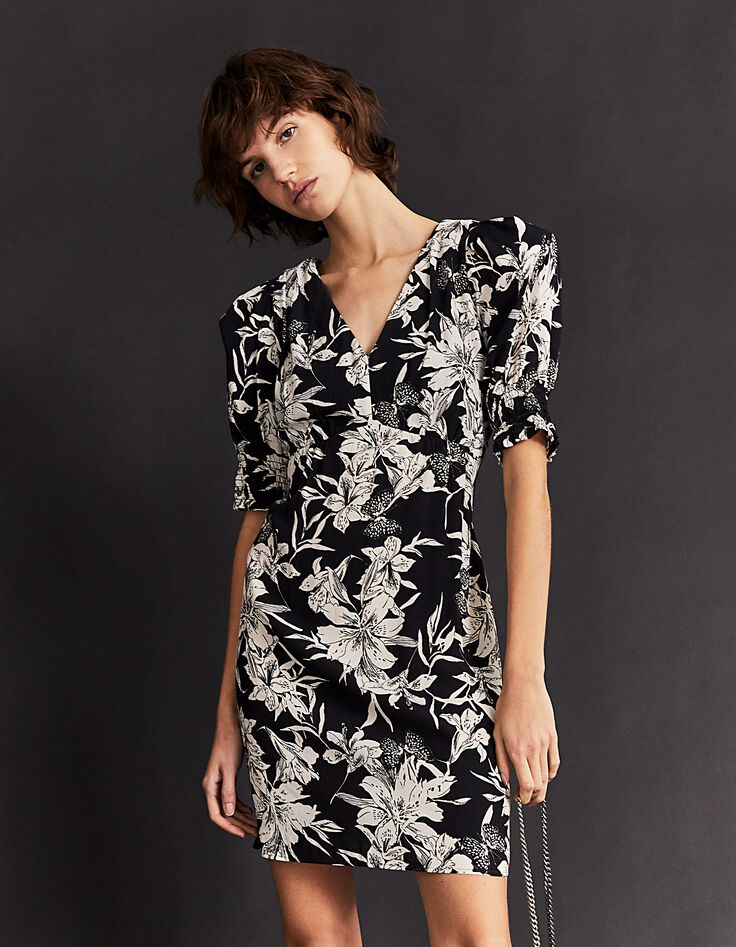 Robe courte en cr&ecirc;pe imprim&eacute; floral noir et blanc femme-1