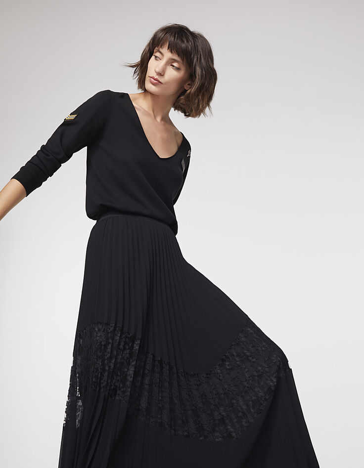 Pull col V noir apport viscose badges bijoux femme-1