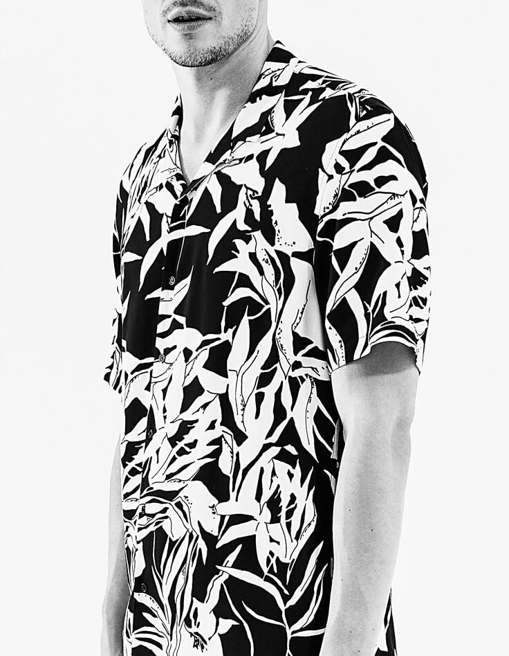 Camisa REGULAR negra Ecovero® flores blancas Hombre-5